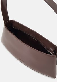 Calvin Klein REFINED SCULPT BAG SHINY - Bolso de mano - cioccolate lab