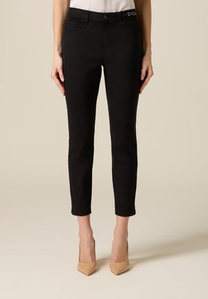 CON CATENA METALLICA - Stoffhose - nero