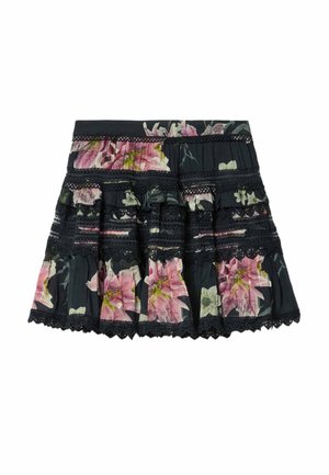 Zwarte geplooide rok met horizontale kanten banden en grote roze en witte bloemenpatronen.