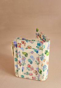 Portafoglio con motivo floreale realizzato in tessuto resistente, con sfondo crema e fiori colorati, chiusura con zip e tasca trasparente per documento d'identità.