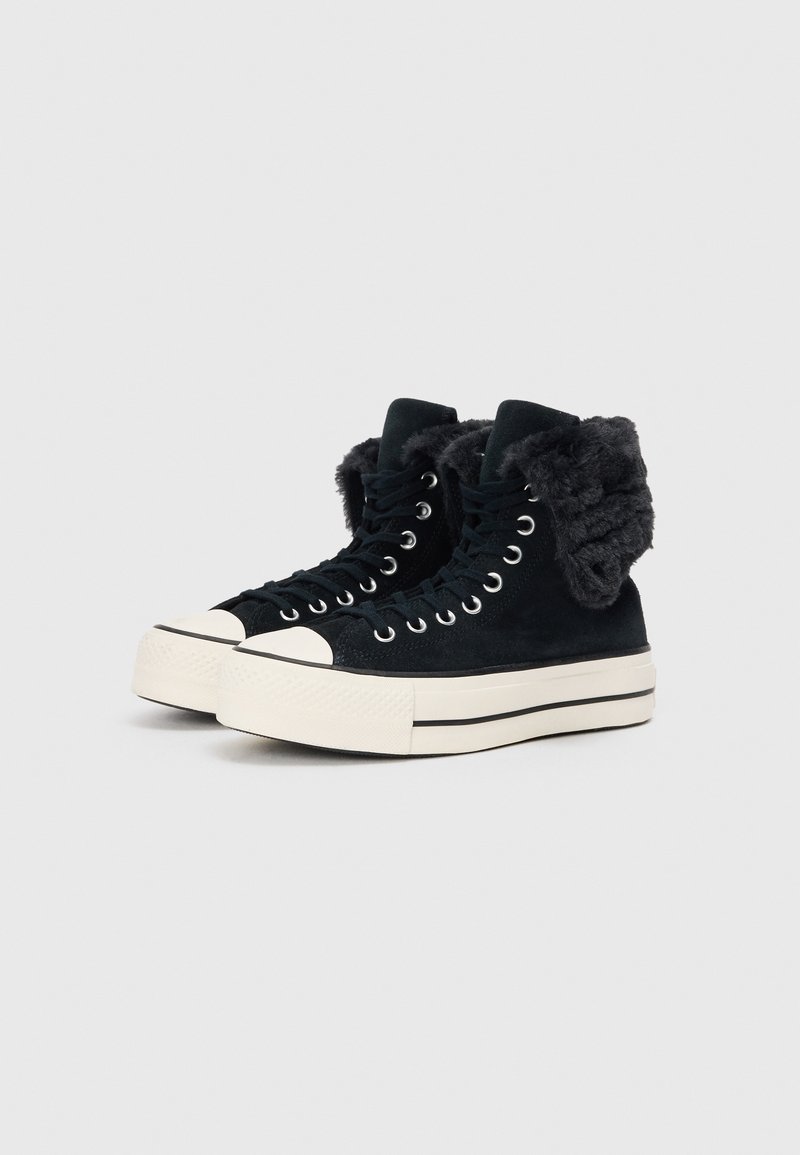Schwarze Wildleder-Hochtopsneaker mit einem flauschigen schwarzen Kragen, weißer Gummisohle und schwarzen Akzenten. Geschlossen mit schwarzen Ösen und Schnürsenkeln.