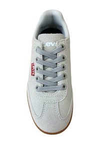 Zapatillas de ante gris con cordones grises, suela de goma y una pequeña etiqueta con el logo rojo de Levi's. Presentan una puntera redondeada y un cuello acolchado.