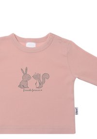 Helles, pinkfarbenes Langarmhemd aus weichem Stoff, mit grauen Linienstichen eines Kaninchens und eines Eichhörnchens, unter denen der Text "Freunde für immer" steht.