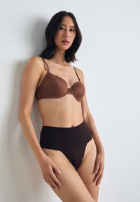 Spanx SPANXSUPERSMOOTH™ UNDIE-TECTABLE® THONG - Siaurikės - truffle brown