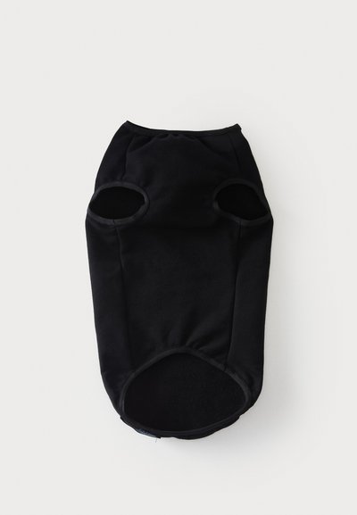 Juodas naminiai gyvūnėliai drabužis, pagamintas iš minkštos medžiagos; turi apvalias rankovių angas ir plačią kaklo iškirptę su apsiūta krašte švariam apdailai.