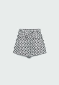 Pantalones cortos de cuadros blancos y negros con cintura alta, dos bolsillos traseros y una textura suave. Presenta un frente plano y un ajuste entallado.