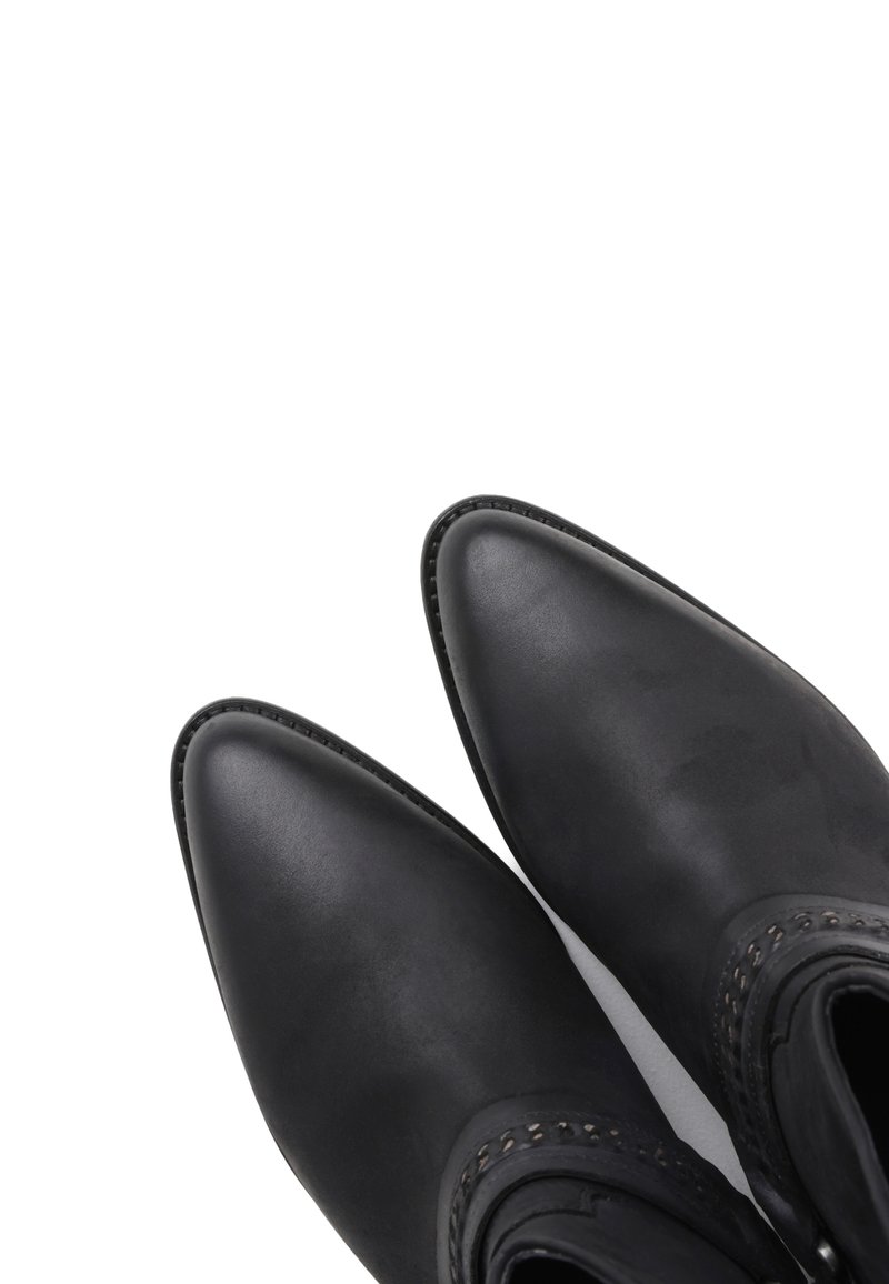 Czarne botki za kostkę z pointed toes, gładką skórzaną teksturą, ozdobnym przeszyciem i niskim obcasem. Bez widocznych logo ani ozdób.