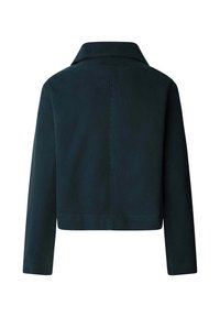 Przycięta, ciemnozielona kurtka o gładkim, teksturowanym wykończeniu. Posiada szerokie klapy i długie rękawy, z minimalnie widocznym przeszyciem.