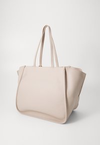 Borsa tote color beige chiaro realizzata in pelle testurizzata. Presenta due manici lunghi e una forma strutturata con una chiusura a zip sulla parte superiore.