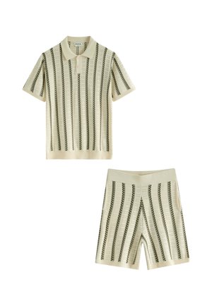 Ensemble polo beige à manches courtes et shorts avec motif tricot rayé noir vertical, conçu pour un usage décontracté.