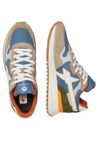 Sneaker blu e beige con accenti bianchi, materiali in suede e tessuto, suola in gomma e dettagli arancioni e verdi sul tallone.