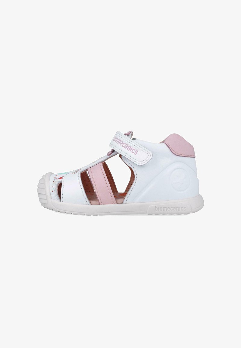 Sandalia blanca y rosa con lados abiertos, correa ajustable, suela de goma y una sutil marca; presenta cortes y una plantilla acolchada.