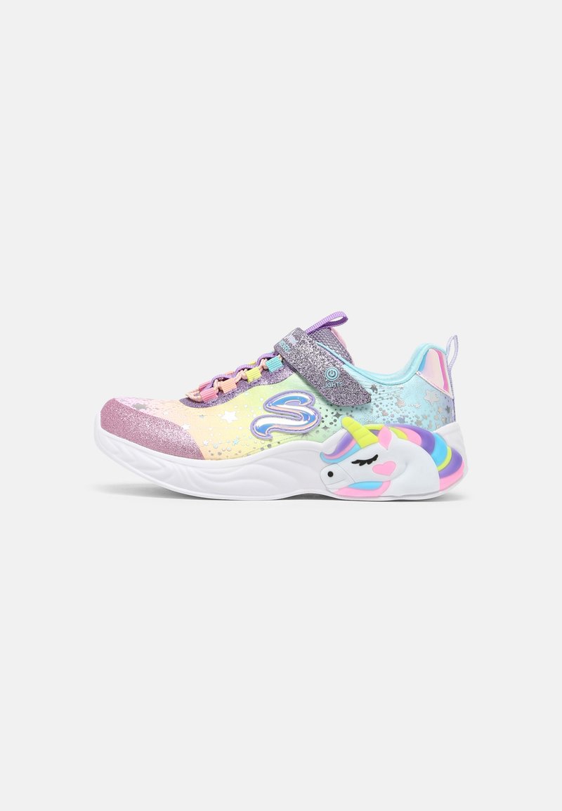 Tenis colorat cu un design strălucitor, având un accent de unicorn, nuanțe de roz și violet, un material superior respirabil și o curea Velcro sigură.