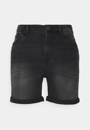 Schwarze Jeans-Shorts mit aufgerollten Säumen, Fronttaschen, Gürtelschlaufen und Knopfverschluss auf einem einfarbigen hellen Hintergrund.