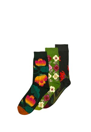 Tres pares de calcetines coloridos con patrones florales en tonos naranja, rosa, verde y rojo sobre fondos negro y verde.