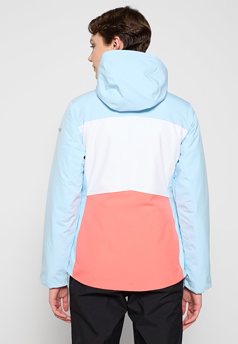 Farbblockierte Jacke mit hellblauen, weißen und korallenfarbigen Abschnitten. Das Material wirkt glatt und verfügt über eine Kapuze sowie ein hohes Kragen-Design.