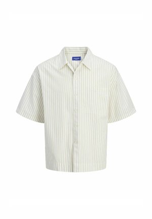 Chemise à manches courtes, col rabattu, de couleur crème clair avec des rayures verticales vertes, dotée d'une poche unique sur le côté gauche.