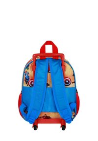 Sac à dos à roulettes avec un schéma de couleurs bleu et rouge ; arbore des graphiques de super-héros, des bretelles rembourrées et une poignée sur le dessus pour un transport facile.