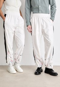 Carlo Colucci - PANT UNISEX - Tracksuit bottoms - offwhite Thumbnail Image 1