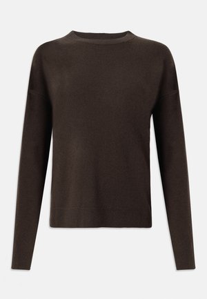 Pull en maille marron foncé à manches longues avec col rond et poignets et ourlet côtelés, présenté sur un fond blanc uni.