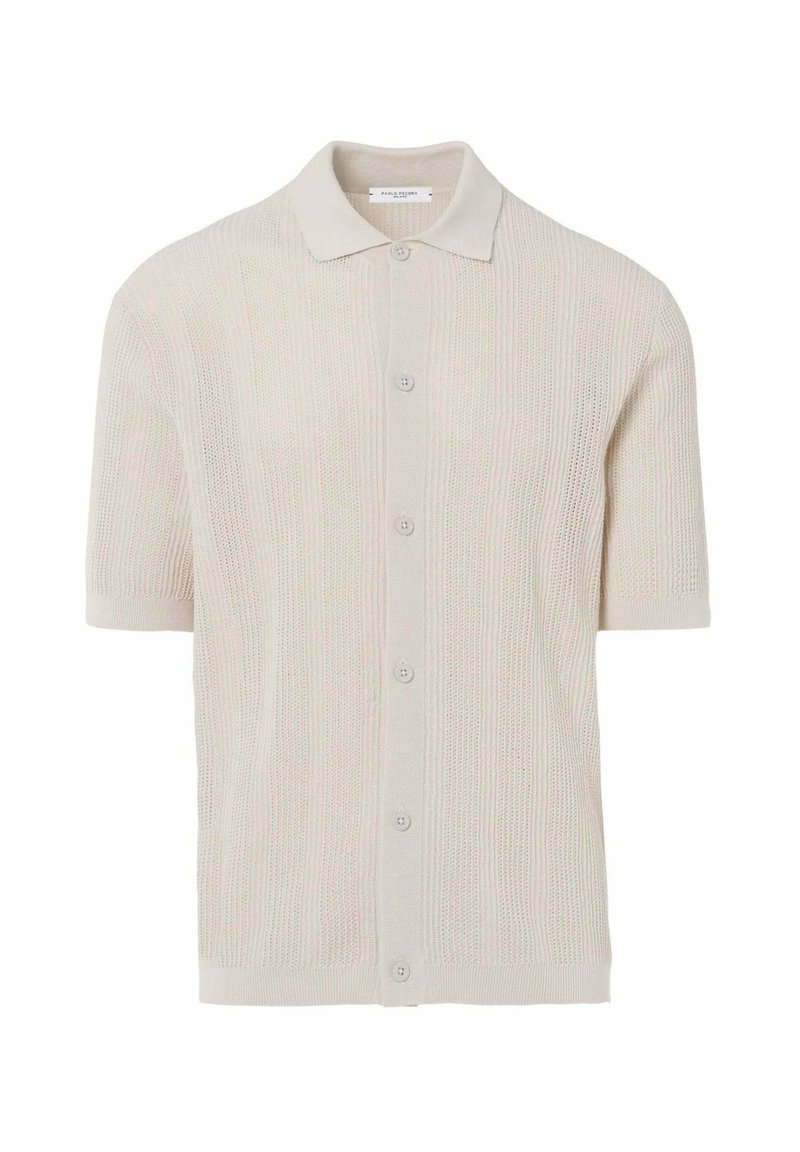 Cardigan a maniche corte, di un leggero beige, lavorato a maglia con chiusura a bottoni, texture morbida, motivo a coste e colletto classico.