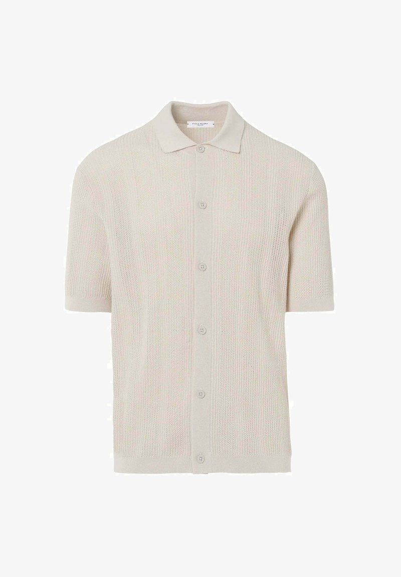 Cardigan a maniche corte, di un leggero beige, lavorato a maglia con chiusura a bottoni, texture morbida, motivo a coste e colletto classico.