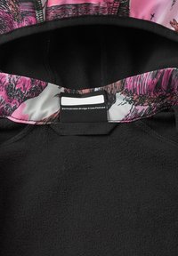Czarna bluza z polaru z kolorowym, wzorzystym wykończeniem w różowe i szare akcenty. Zawiera metkę z napisem "Zrównoważony design z Finlandii."