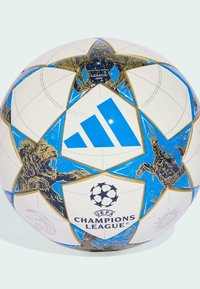 Hvid Adidas UEFA Champions League fodbold med blå stjerner, gyldne mytiske væsner og logoer.