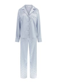 Ensemble de pyjama en satin bleu clair comprenant un haut à manches longues et à boutons avec une poche et un pantalon assorti avec un motif subtil.