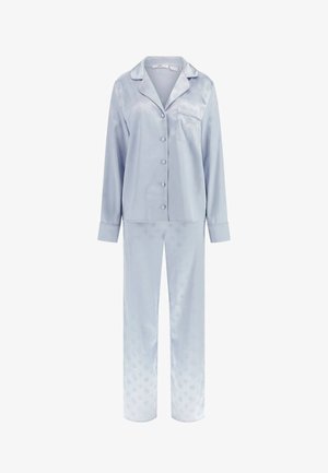 Lichtblauwe satijnen pyjama set met een knoopsluiting, lange mouwen en een zak, en bijpassende broek met een subtiel patroon.