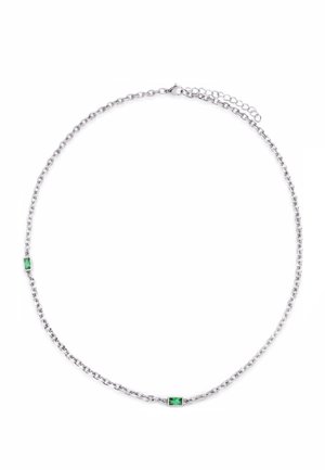 Silberne Gliederkette mit zwei kleinen rechteckigen grünen Edelsteinen, gleichmäßig entlang der Kette verteilt, und einem Karabinerverschluss mit Verlängerung.