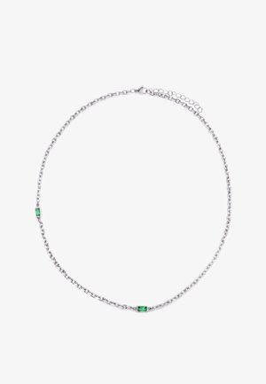 Silberne Gliederkette mit zwei kleinen rechteckigen grünen Edelsteinen, gleichmäßig entlang der Kette verteilt, und einem Karabinerverschluss mit Verlängerung.