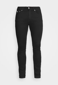 Jeans skinny negros con botón y cremallera frontal, presillas para cinturón y bolsillos delanteros, exhibidos planos sobre un fondo blanco.