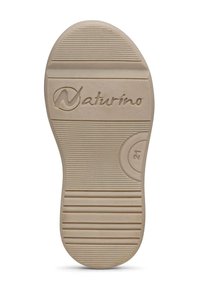 Béžová gumová podrážka se vodorovnými a svislými drážkami, embosované logo "Naturino" a kulatý detail označený "21."