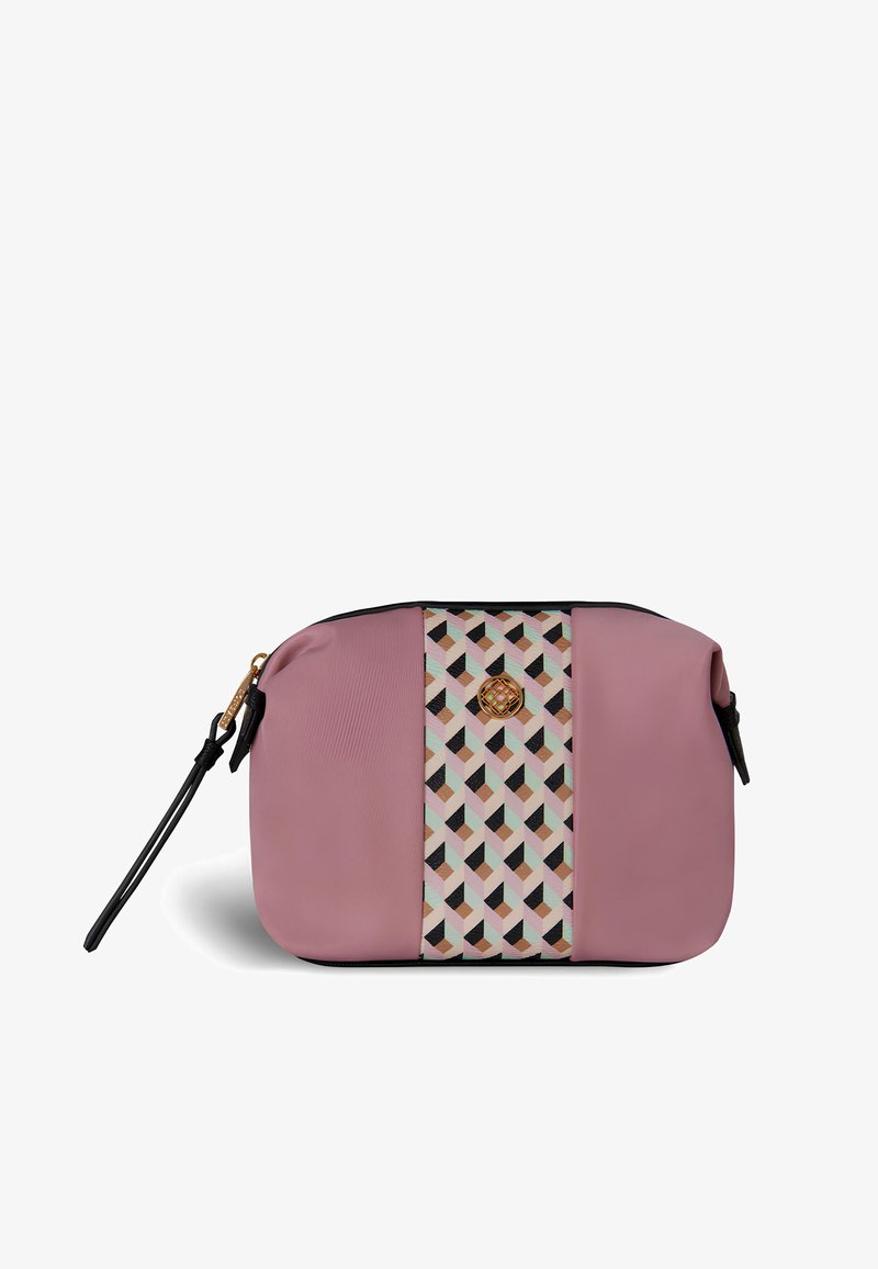 Bolso de mano rosa con una franja central de patrón geométrico en negro, blanco y beige, y un pequeño emblema circular dorado. Correa de muñeca negra adjunta.