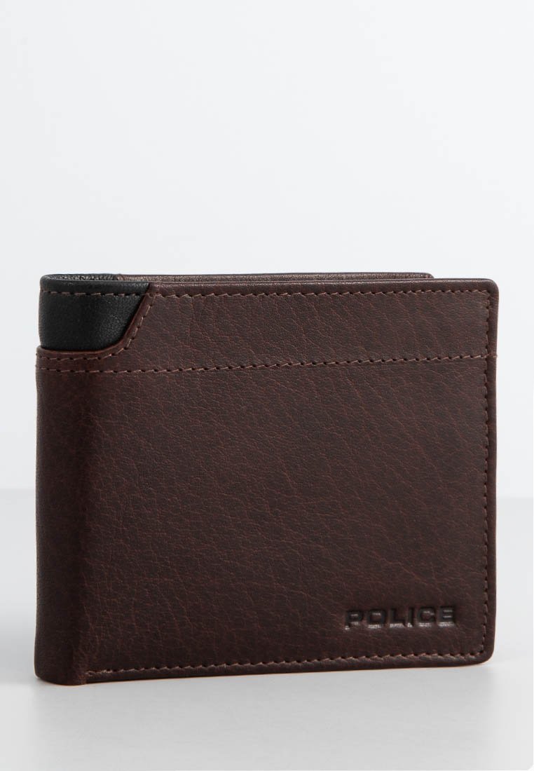 Portefeuille bifold en cuir marron avec détail noir dans les coins et logo "POLICE" embossé en bas à droite.