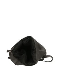 Černý batoh vyrobený z texturované kůže, se zapínáním na zip a látkovou podšívkou. Široký otvor s vnitřními kapsami. Nastavitelné popruhy.