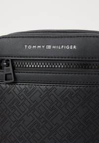 Tommy Hilfiger MONOGRAM MINI REPORTER UNISEX - Umhängetasche - black