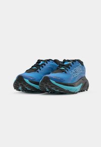 Blaue Trailrunning-Schuhe mit schwarzen Akzenten, strukturiertem Synthetik-Obermaterial und robustem outsole. Mit hervorgehobenem Logo an der Seite und Schnürsenkeln.
