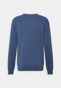 Blauer gerippter Pullover mit langen Ärmeln, Rundhalsausschnitt und einer strukturierten Oberfläche, entworfen für eine enganliegende Passform.