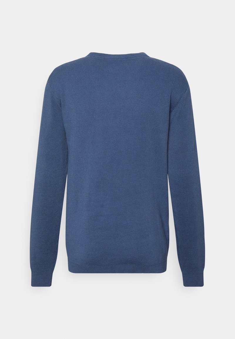 Blauer gerippter Pullover mit langen Ärmeln, Rundhalsausschnitt und einer strukturierten Oberfläche, entworfen für eine enganliegende Passform.
