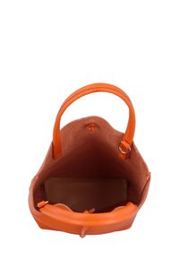 Oranžs ādas soma ar mīkstu iekšējo tekstūru. Atvērta dizaina iezīme ir viena rokturis un minimālistiska aparatūra. Kompakta taisnstūra pamatne.