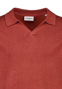 Röd, slim-fit polo t-shirt med v-ringad design och klassisk krage. Mjuk, slät tyg med ribbade detaljer på kragen.