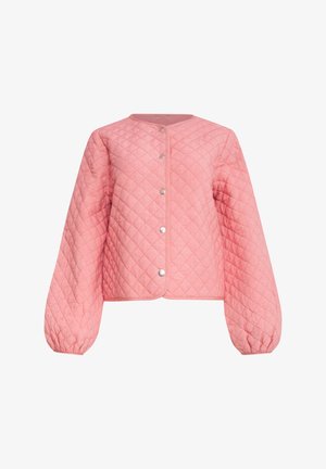 Gestepptes pinkes Jacket mit Rundhalsausschnitt, silbernen Druckknöpfen und voluminösen Ärmeln. Der Stoff hat eine weiche, strukturierte Oberfläche.