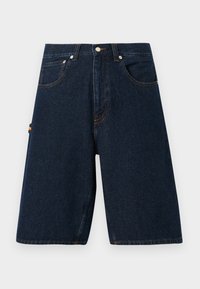 Pantalones cortos de mezclilla oscura con un corte holgado, diseño de cinco bolsillos y costuras en contraste en color naranja. Cuenta con un cierre clásico de botón y cremallera.