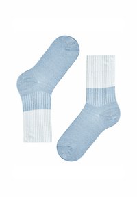 Helle blaue Baumwollsocken mit geripptem Muster, ausgestattet mit einem einfarbigen hellblauen Rand und einem weißen Streifen oben. Strukturiert für Komfort und Passform.