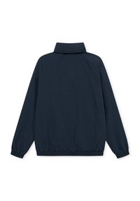 Marineblå letvægtsjakke med ståkrave, elastiske manchetter og kant, præget af en glat tekstur og et minimalistisk bagsidedesign.