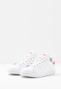 adidas Originals STAN SMITH - Sneakers basse - footwear white/real pink