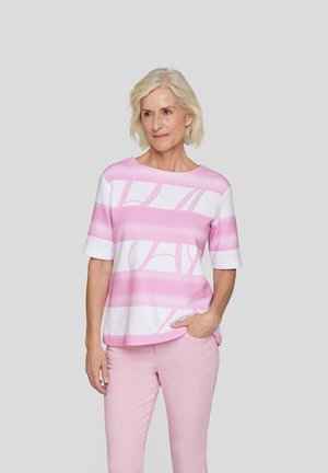 Helles rosa und weiß gestreiftes Strickoberteil mit kurzen Ärmeln, das ein auffälliges grafisches Design aufweist. Kombinieren Sie es mit hellrosa Hosen für einen abgestimmten Look.