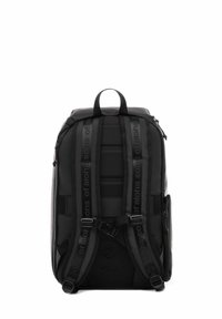 Sac à dos noir avec des sangles rembourrées, des compartiments zippés et une poignée supérieure. Caractéristiques d'une finition mate et d'un logo en relief sur les sangles.